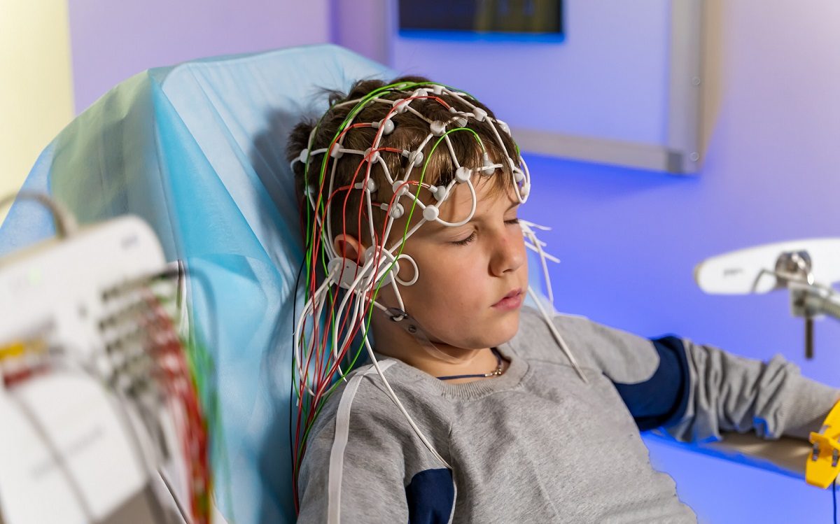 Niño conectado a un electroencefalograma